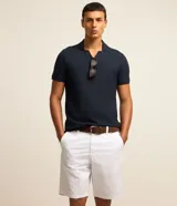 Bermuda de sarga color blanco, de corte recto y diseño básico con bolsillos laterales y traseros.