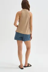Musculosa sin mangas de poliéster, con diseño holgado y cuello buche color marrón.
