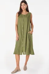Vestido midi celeste de lino italiano, sin mangas, con escote redondo y cierre frontal abotonado con bolsillos laterales y corte holgado.