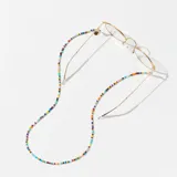 Correa para lentes con cuentas de cristal multicolor y terminales doradas con enganches de mosquetón.