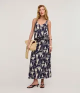 Pollera midi de corte evasé, con cintura elástica, confeccionada en viscolino con estampado figurativo de veleros en azul marino y blanco.