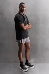 Zapatilla deportiva de correr color caqui, con capellada de tejido de punto transpirable y ajuste con cordones. Cuenta con refuerzos Shield Protect Max en puntera y talón, tirador trasero, plantilla OrthoLite® y entresuela Spume Foam V3.