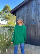 Buzo verde de lana y poliamida, con diseño oversize, cuello redondo y trenzas en la parte delantera.