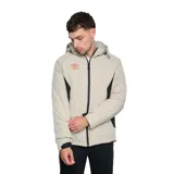 Campera deportiva Umbro con capucha, cierre frontal completo y paneles laterales en color verde. Presenta logo de la marca estampado en el pecho y puños ajustables con velcro.