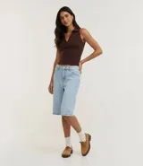 Blusa sin mangas de algodón con cuello polo y escote en V, de corte ajustado al cuerpo.