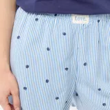 Conjunto de pijama de dos piezas compuesto por una remera de manga corta en color azul marino con pequeño estampado de concha y texto en el pecho, y un pantalón corto de rayas celestes y blancas con estampado sutil.