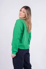 Pantalón jogger color marrón con cintura elástica, cordón ajustable y logo bordado en blanco.