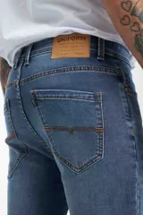 Jean de calce ajustado color azul medio.