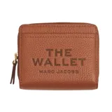 Billetera compacta Marc Jacobs de cuero negro, con cierre perimetral y broche a presión. El interior cuenta con múltiples ranuras para tarjetas y compartimentos para documentos, con herrajes dorados.