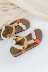 Sandalias de cuero con tiras combinadas en tonos pastel y tierra, base anatómica de corcho con suela antideslizante y cierre adherente regulable.