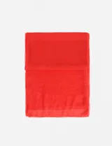 Pashmina lisa color rojo de textura suave y terminación recta.