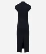 Vestido midi de corte recto confeccionado en punto Roma, con cuello alto y diseño sin mangas. Presenta una estructura firme y un calce al cuerpo.