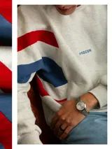 Buzo de algodón de corte premium con diseño de bloques de color en las mangas, cuello redondo y logo bordado en el pecho. Presenta costuras reforzadas y mangas anchas.