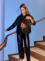 Campera corta de cuero sintético negro con textura croco, cierre frontal y cuello clásico.