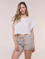 Short blanco de tiro medio y calce relajado, confeccionado en mezcla de algodón y viscosa. Cuenta con cintura elastizada con cordón ajustable, bolsillos delanteros tipo parche, bolsillos traseros ojal simulados y ruedo con vuelta.