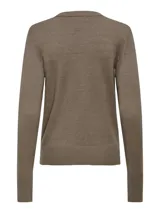 Suéter de punto fino color marrón topo, con cuello redondo y manga larga. Presenta pequeños botones decorativos en los puños.