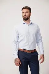 Camisa celeste de corte clásico, confeccionada en tejido de algodón de alta calidad.