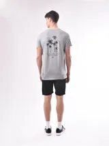 Remera gris melange de manga corta con pequeño estampado en el pecho.