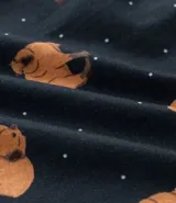 Conjunto de pijama masculino compuesto por una remera de cuello redondo y manga corta con estampa localizada de carpincho, y una bermuda con cintura elástica y estampado de carpinchos en repetición.