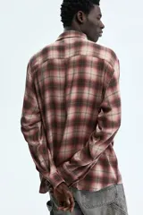 Camisa de viscosa suave con diseño a cuadros en tonos rojo y marrón, de manga larga con puños abotonados, cuello inglés y corte relajado.