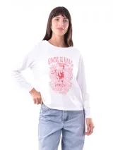 Remera de manga larga color azul, con cuello redondo y un estampado central de flores en tonos pastel sobre un recuadro gris claro.