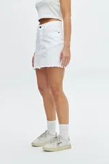 Minifalda blanca de jean con terminación desflecada.
