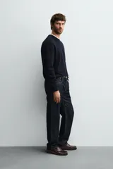 Jersey de punto de cashmere con corte regular fit, cuello redondo y manga larga. Presenta acabados en rib en puños y ruedo.