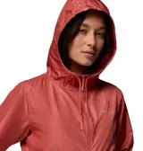 Campera cortavientos Columbia de mujer, bicolor en tonos rojo y rosado, con capucha ajustable, cierre frontal y bolsillos con cremallera.