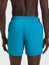 Short de baño de secado rápido en color turquesa, con cintura elástica ajustable mediante cordón y logo de la marca estampado verticalmente en el lateral.