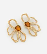 Aros de diseño floral en metal dorado con textura irregular y centro de resina color ámbar.