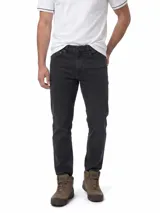Jeans de corte slim fit en color negro, confeccionados en tejido denim elástico. Presentan diseño clásico de cinco bolsillos, cierre de cremallera con botón personalizado, remaches metálicos con logo y parche de cuero con marca en la parte trasera.