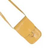 Bandolera tipo porta celular color amarillo con textura tipo croco, correa regulable y bolsillo interno.