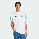 Remera de algodón color blanco con cuello redondo y mangas cortas. Presenta el logo de Adidas en el lado derecho del pecho y el logo de Mercedes-AMG Petronas en el lado izquierdo. Incluye las icónicas tres rayas de Adidas en color turquesa sobre los hombros y mangas, con un diseño de hombros caídos.