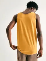Musculosa de corte slim, color rojo, con cuello redondo y sisas amplias.