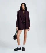 Short pollera de estilo sastre con diseño estructurado, cintura con trabillas y cinturón desmontable con hebilla metálica.