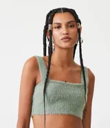 Blusa cropped sin mangas en punto canalé con pelo, escote cuadrado y tirantes anchos.