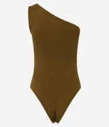 Body de microfibra color tostado, con diseño asimétrico de hombro único y sin mangas.