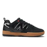 Championes urbanos New Balance modelo 808, color negro con detalles en blanco y suela marrón.