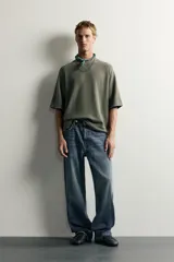 Camiseta relaxed fit de color verde militar, con cuello redondo y mangas ranglán cortas.