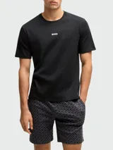 Set de ropa de descanso compuesto por una remera negra de manga corta con cuello redondo y el logo "BOSS" en blanco en el pecho, y un short estampado en tonos de gris oscuro con un patrón repetitivo.