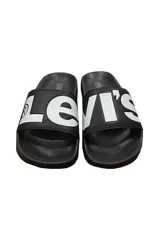 Chancletas negras con el logo de Le-vi's en blanco.