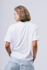 Camiseta básica de algodón orgánico color negro, con cuello alto y mangas cortas.