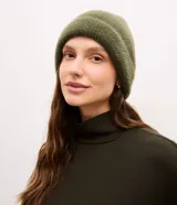 Gorro de punto peluche con textura suave y acabado delicado, ideal para climas fríos.