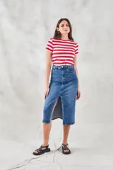 Remera de viscosa con elastano, a rayas horizontales rojas y blancas, de corte ajustado.
