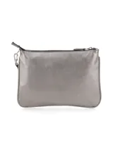 Cartera tipo sobre de cuero color plateado, con cierre superior y correa de mano extraíble.