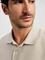 Polo marrón de manga corta confeccionada en tejido de piqué de algodón.