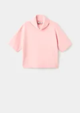Jersey de punto color rosa, con cuello alto, manga corta y diseño recto.