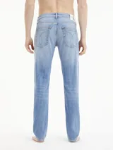 Pantalón de jean celeste de corte slim fit, tiro bajo, con bragueta con cremallera y diseño de cinco bolsillos.