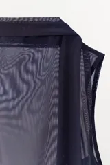 Top sin mangas confeccionado en tul semitransparente, con cuello drapeado y detalle de tira larga tipo foulard. Presenta frunces laterales y diseño ajustado.