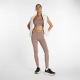 Calza deportiva color marrón topo, de tiro alto, con cintura elástica con logo New Balance.